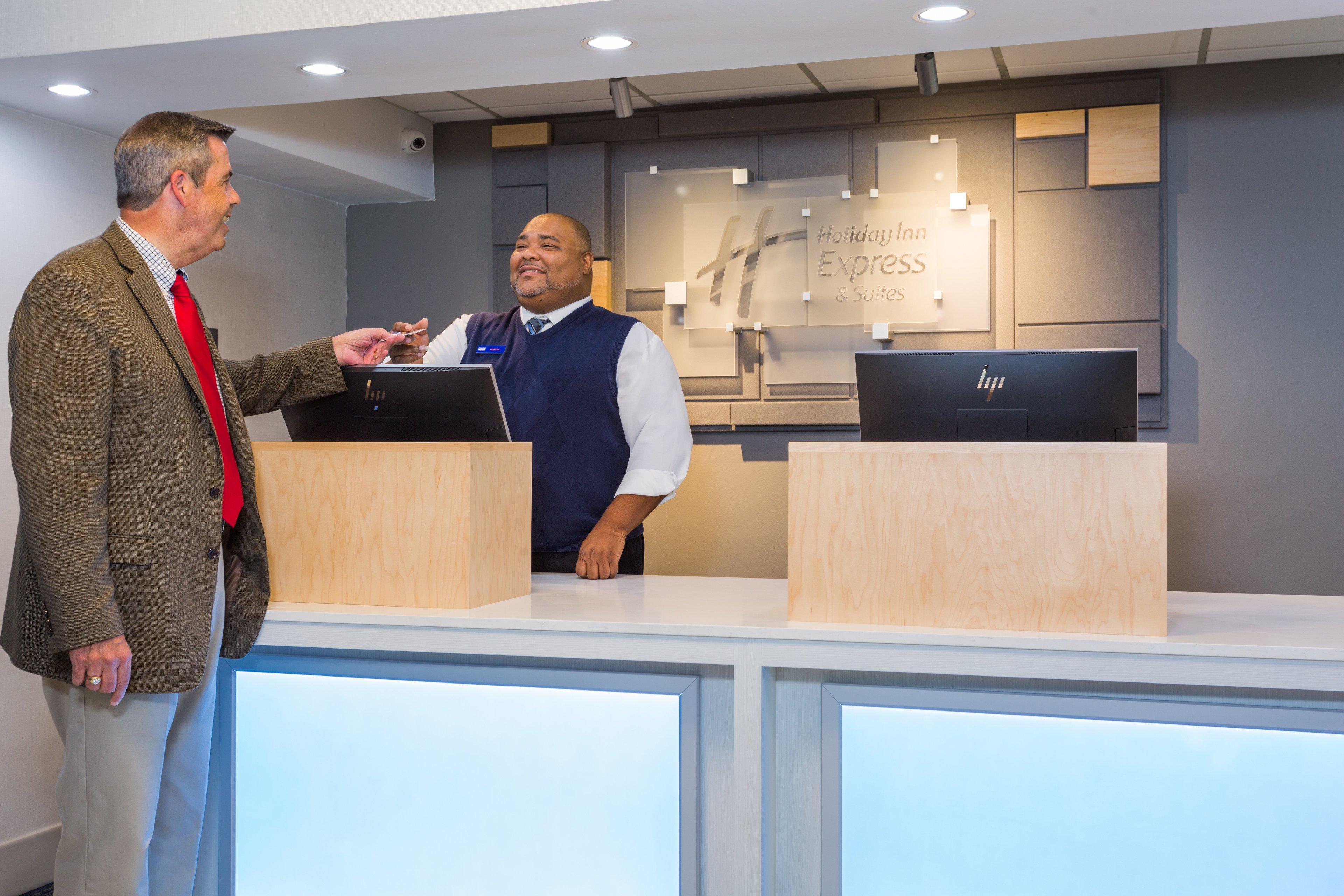 Holiday Inn Express & Suites Wilmington-University Center By Ihg Экстерьер фото