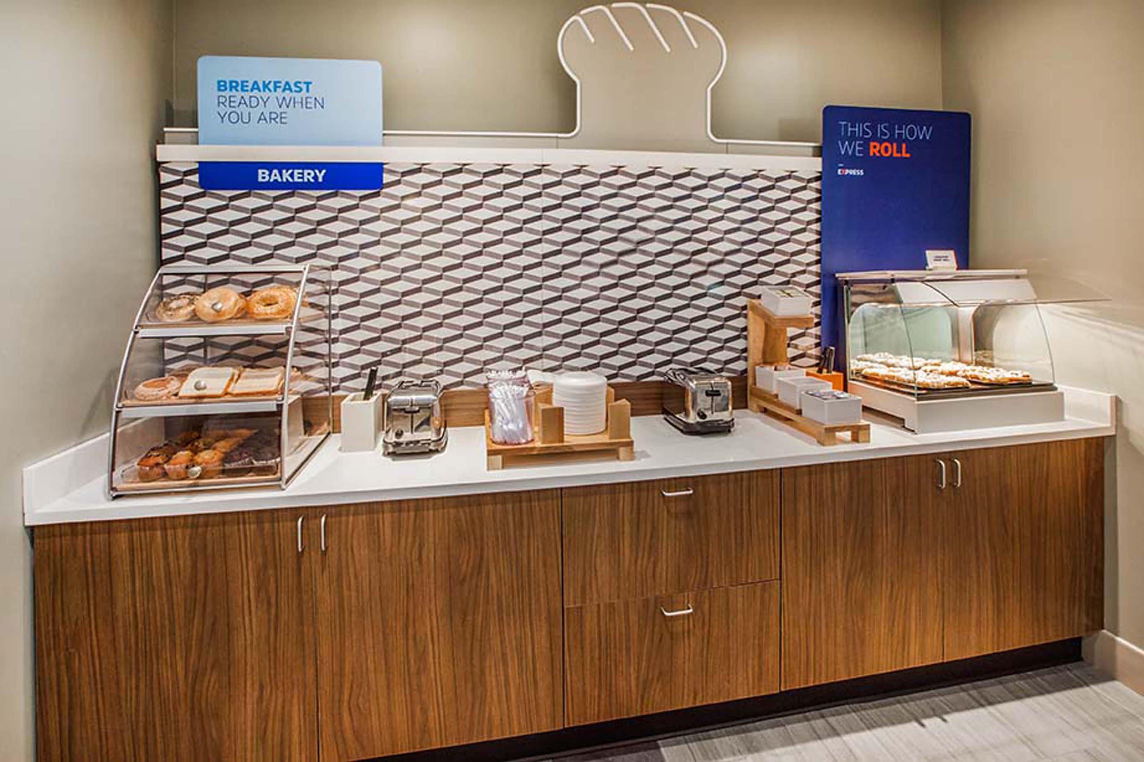 Holiday Inn Express & Suites Wilmington-University Center By Ihg Экстерьер фото