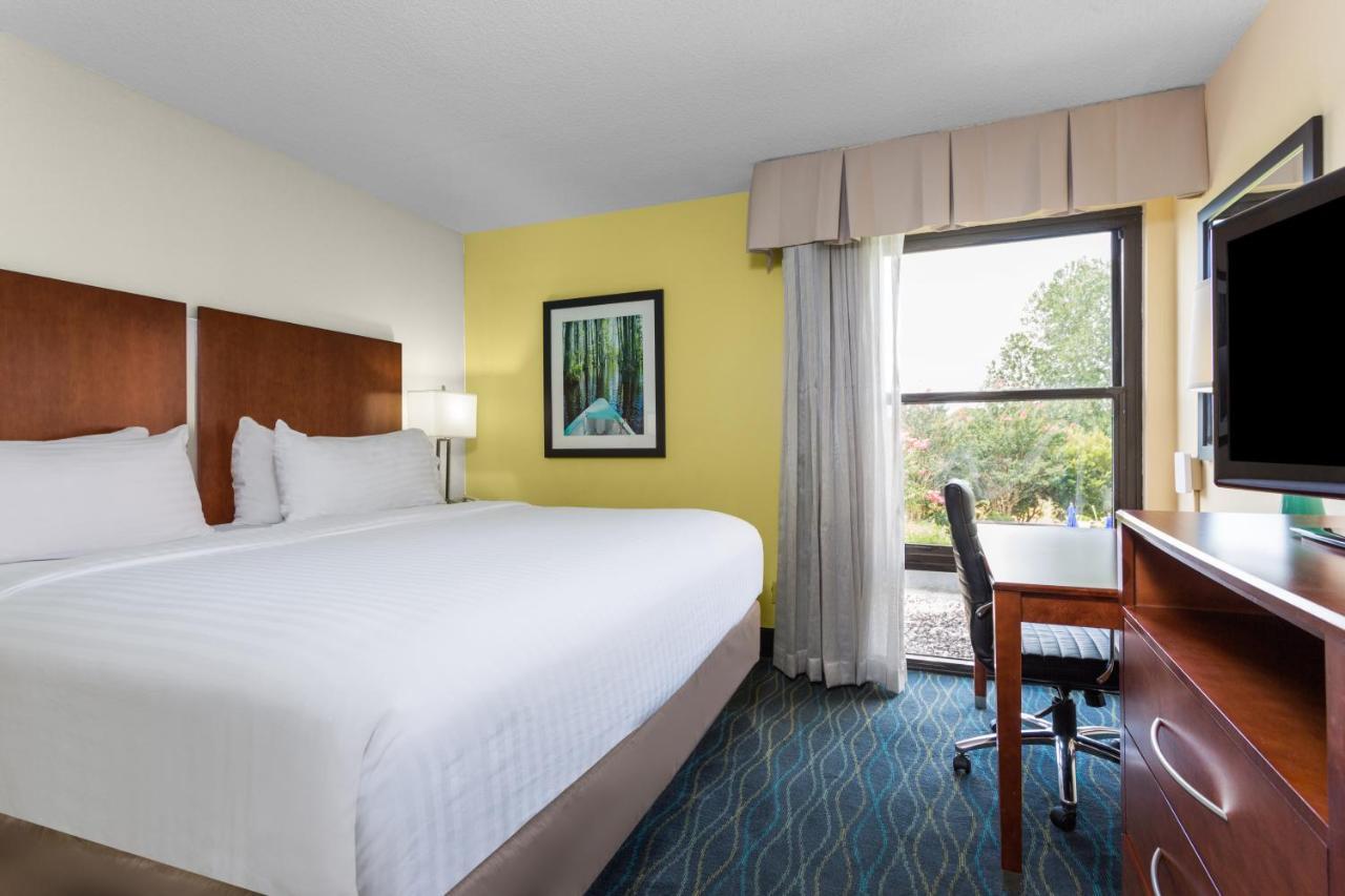 Holiday Inn Express & Suites Wilmington-University Center By Ihg Экстерьер фото